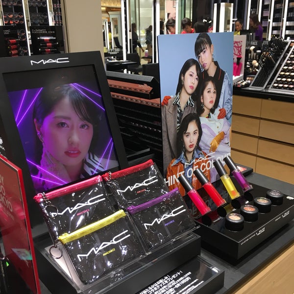 次での写真 Mac Cosmetics 化粧品店