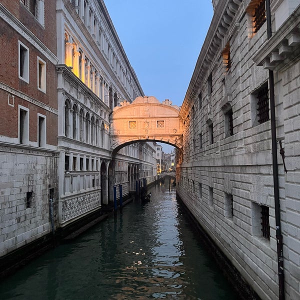รูปภาพถ่ายที่ Ponte dei Sospiri โดย Andrea F. เมื่อ 2/8/2024
