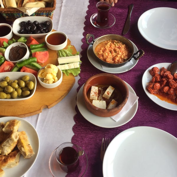 Foto diambil di Gölbaşı Restaurant oleh ErDİM . pada 3/11/2018