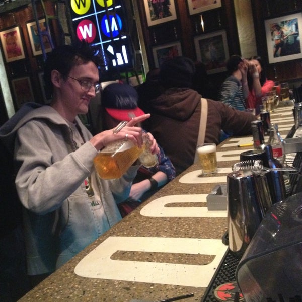 3/23/2013 tarihinde Yuliya D.ziyaretçi tarafından Big Apple Bar'de çekilen fotoğraf
