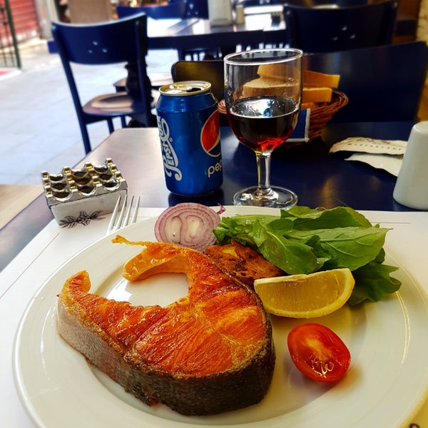 Das Foto wurde bei Ali Baba Restaurant Kadıköy von azal a. am 8/21/2018 aufgenommen