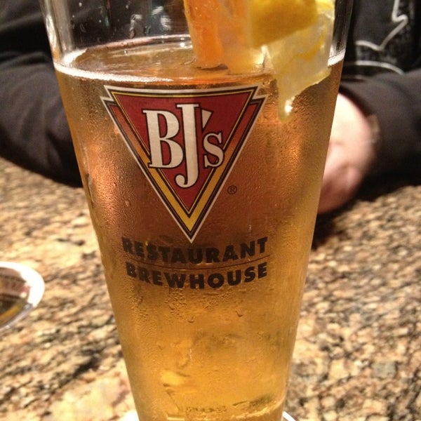 Photo taken at BJ&#39;s Restaurant &amp; Brewhouse by Sarah W. on 5/5/2013