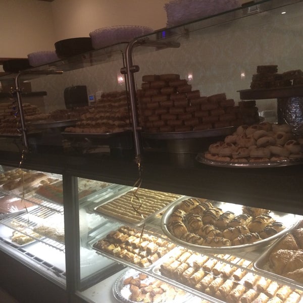 Das Foto wurde bei Al Salam Restaurant and Market von Najla A. am 11/15/2014 aufgenommen