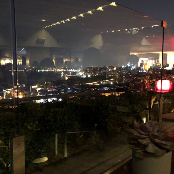 Foto tirada no(a) Summit Bar &amp; Terrace por Mohammed em 8/16/2019