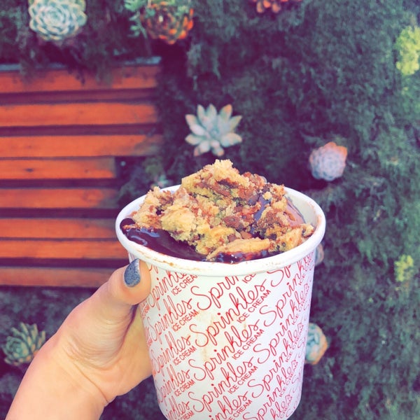 Foto diambil di Sprinkles Beverly Hills Cupcakes oleh Shams🌞 pada 12/27/2018