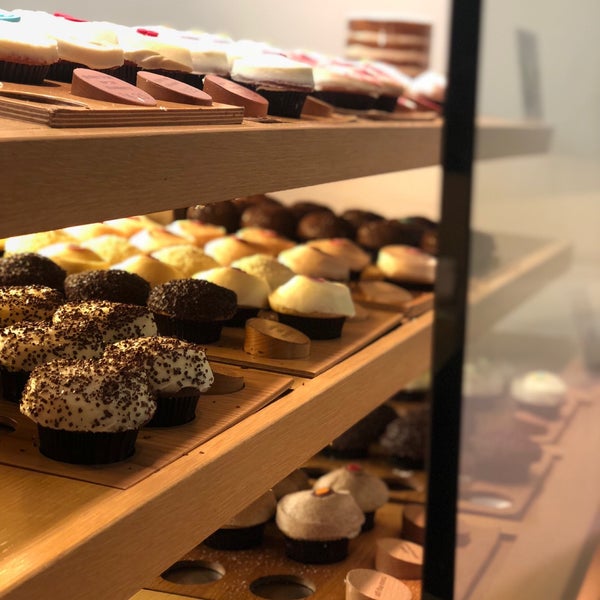 Photo taken at Sprinkles Beverly Hills Cupcakes by .. on 11/10/2018