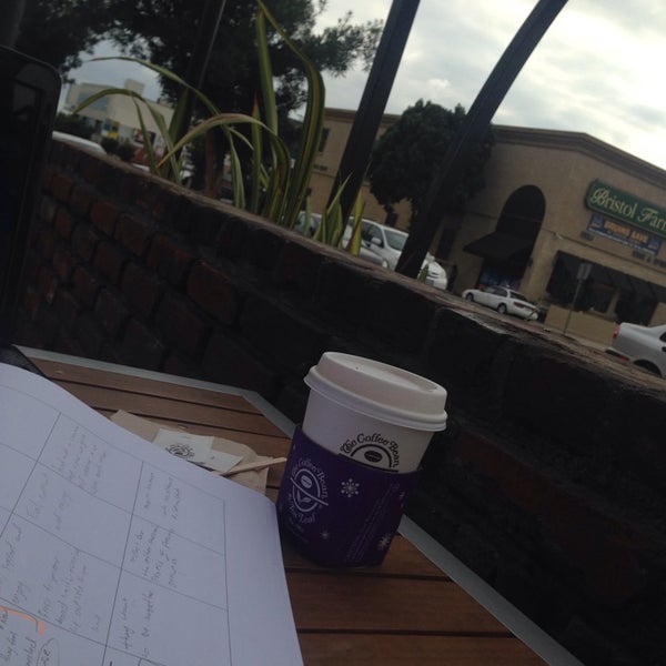 Photo taken at The Coffee Bean &amp; Tea Leaf by .. on 11/11/2014
