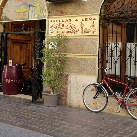 รูปภาพถ่ายที่ El Racó De La Paella โดย Almudena G. เมื่อ 1/2/2015