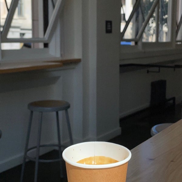 Photo taken at Blue Bottle Coffee by Norah✨ on 7/6/2021