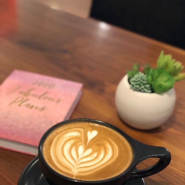 12/3/2019 tarihinde Norah✨ziyaretçi tarafından Vespr Craft Coffee &amp; Allures'de çekilen fotoğraf