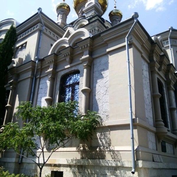 Храм архангела михаила в алупке. Алупка Церковь Архангела Михаила. Храм Святого Архистратига Михаила (Алупка). Храм Архангела Михаила в Алупке фото.