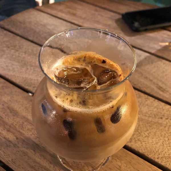Foto tirada no(a) Poka Coffee Roasters por Mesut B. em 7/10/2020
