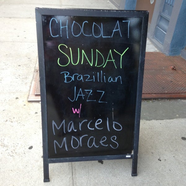 Foto scattata a Chocolat Restaurant &amp; Bar da Barrianne il 6/23/2013