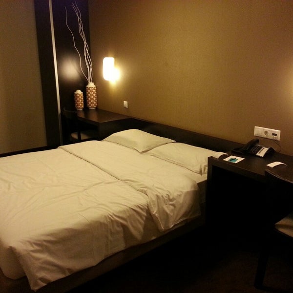 Das Foto wurde bei Hotel Expo Astoria von Donat B. am 9/10/2013 aufgenommen