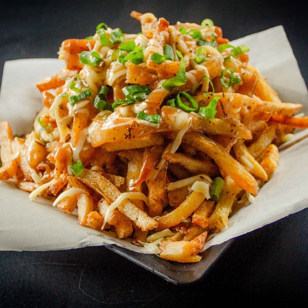 2/15/2018 tarihinde Canuck&#39;s Poutinerieziyaretçi tarafından Canuck&#39;s Poutinerie'de çekilen fotoğraf