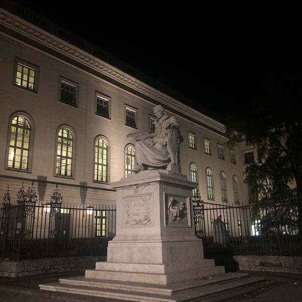 รูปภาพถ่ายที่ Humboldt-Universität zu Berlin โดย Echo W. เมื่อ 10/2/2019