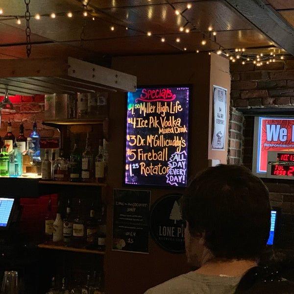 Foto diambil di Rosie&#39;s Restaurant &amp; Pub oleh Kristinn H. pada 7/28/2019