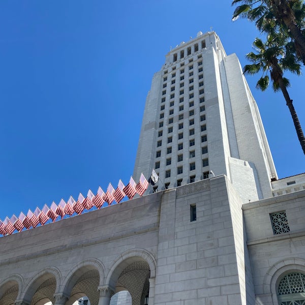 รูปภาพถ่ายที่ Los Angeles City Hall โดย Aldous Noah เมื่อ 10/10/2021