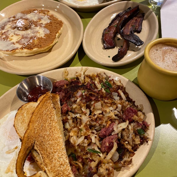 Photo taken at Snooze, an A.M. Eatery by Aldous Noah on 1/3/2022