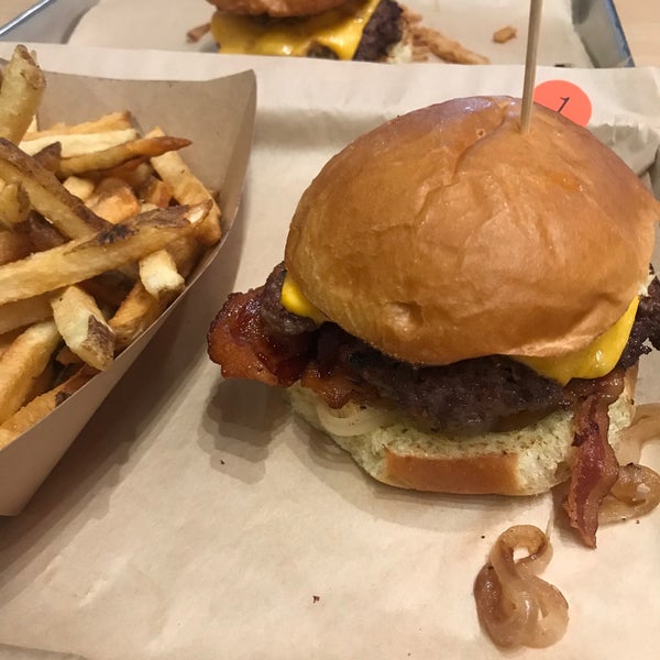 2/21/2020에 Aldous Noah님이 MOOYAH Burgers, Fries &amp; Shakes에서 찍은 사진