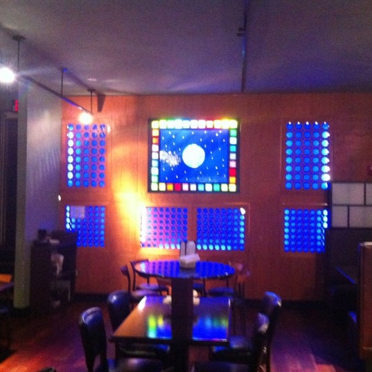 รูปภาพถ่ายที่ Globe Bar &amp; Cafe โดย Machelle L. เมื่อ 10/30/2012