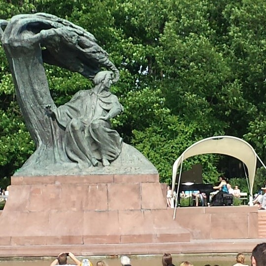 Памятник шопену в варшаве