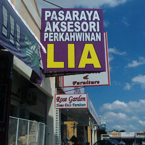 kedai aksesiri kereta nilai Robert Russell