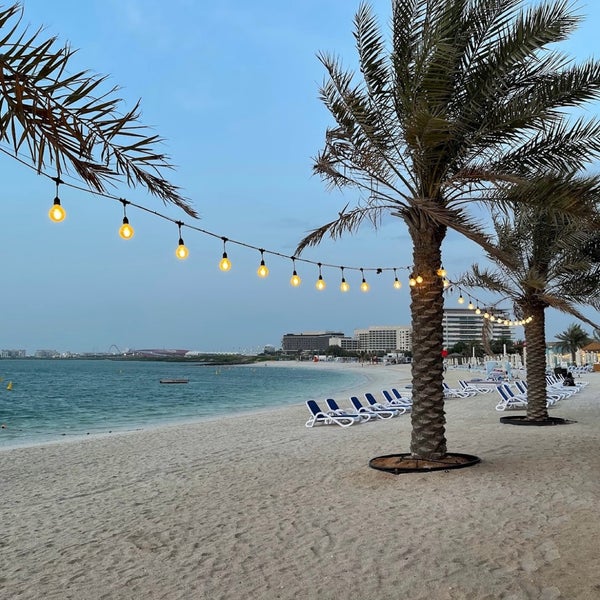 Foto tirada no(a) Yas Beach / شاطئ ياس por aia.96 ✨ em 5/12/2022