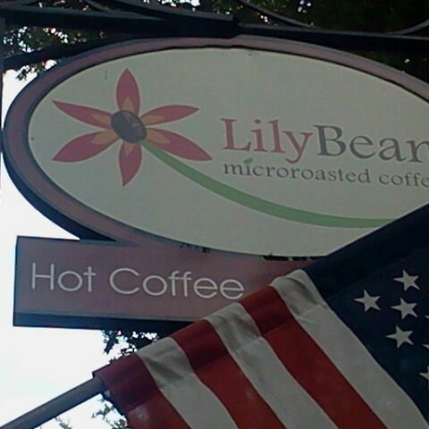 Foto tomada en LilyBean Coffee Shop  por Jay W. el 8/15/2013