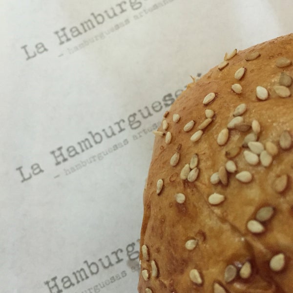 รูปภาพถ่ายที่ La Hamburgueseria, hamburguesas artesanales โดย Hector Andres B. เมื่อ 6/4/2016