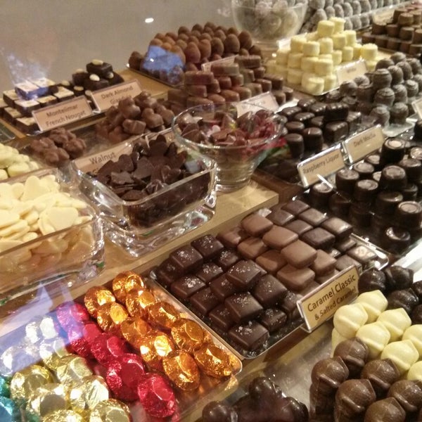 Photo prise au teuscher Chocolates - Rockefeller Center par Augustine F. le2/16/2013