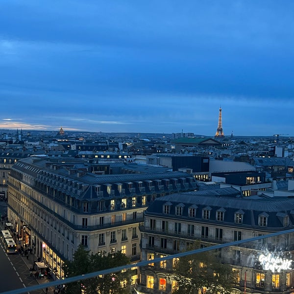 Foto tirada no(a) Terrasse des Galeries Lafayette por Wejdan em 10/31/2023