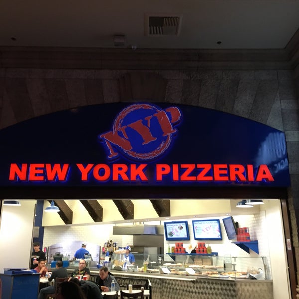 3/6/2016 tarihinde Michael R.ziyaretçi tarafından New York Pizzeria'de çekilen fotoğraf