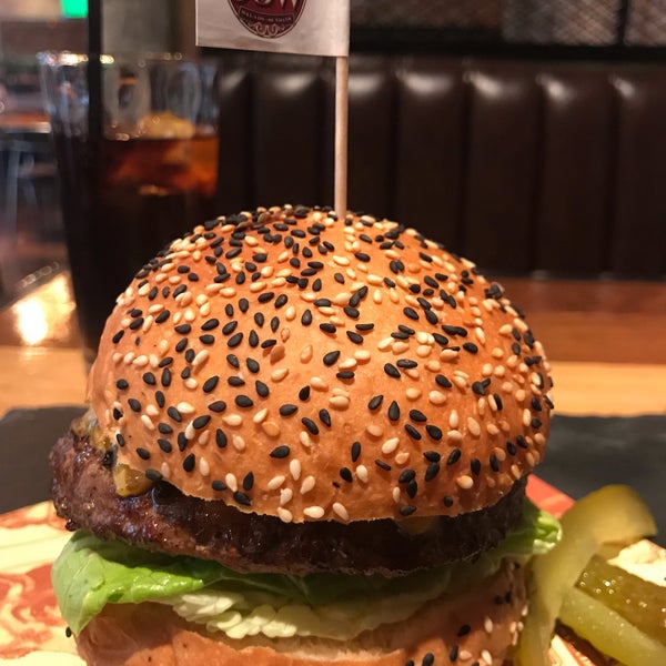 Foto diambil di Fat Cow Burgers oleh inu h. pada 3/28/2019
