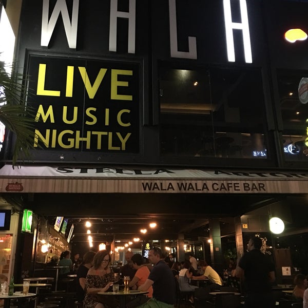 Foto diambil di Wala Wala Cafe Bar oleh Iamjess pada 11/19/2016