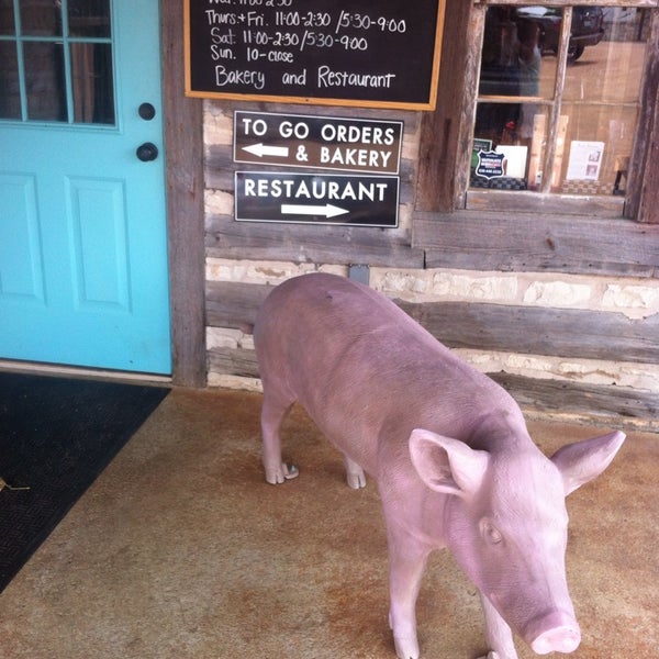 Das Foto wurde bei pink pig von Frances S. am 6/23/2013 aufgenommen