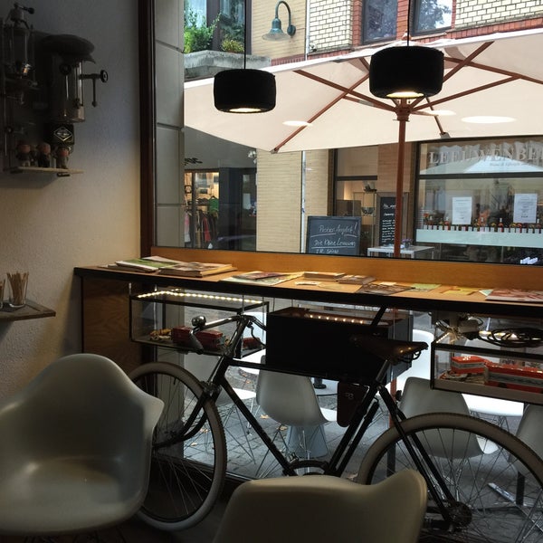 Транскрипция английских слов station garage cafe theatre bakers hospital greengrocers post office. Названия зданий на английском 4 класс. Транскрипция английских слов. Station garage cafe theatre bakers hospital greengrocer's post office. Здания в городе на английском.