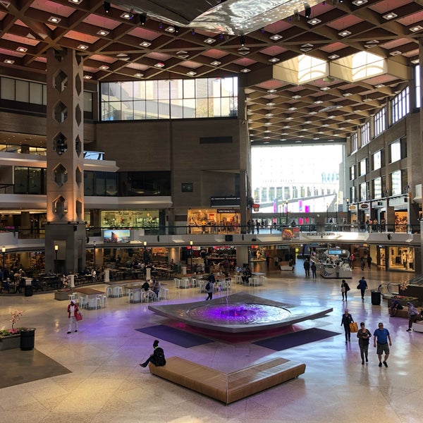 Photo taken at Complexe Desjardins by Andreas S. on 5/25/2019