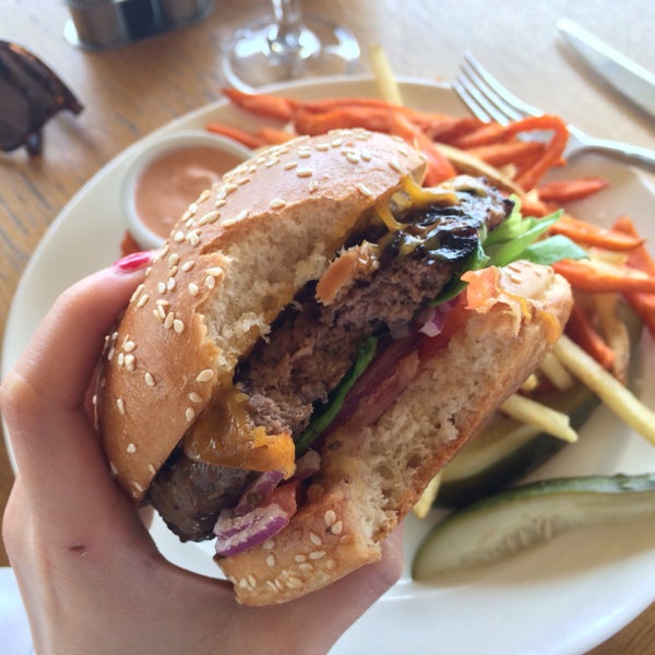 Amazing Californian healthy and organic food! Burgers, salads and sandwiches are all amazing.