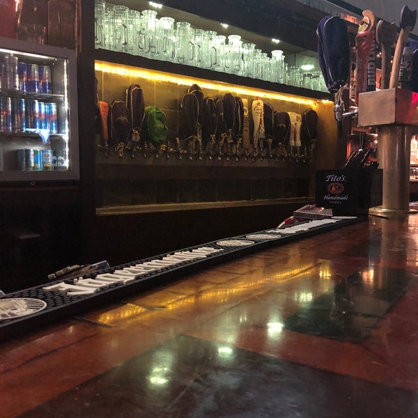 Foto tirada no(a) Gibbie&#39;s Pub &amp; Eatery por عز ال ناجم em 1/12/2019