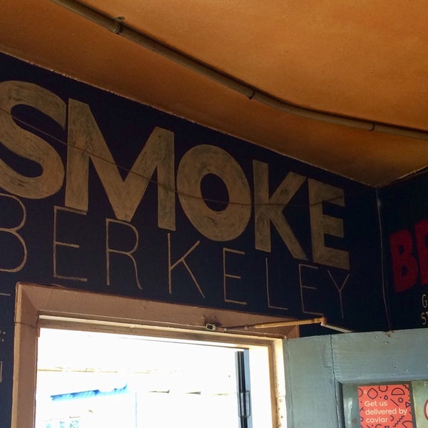 Das Foto wurde bei Smoke Berkeley  BBQ, Beer, Home Made Pies and Sides from Scratch von Kiyana K. am 1/28/2018 aufgenommen
