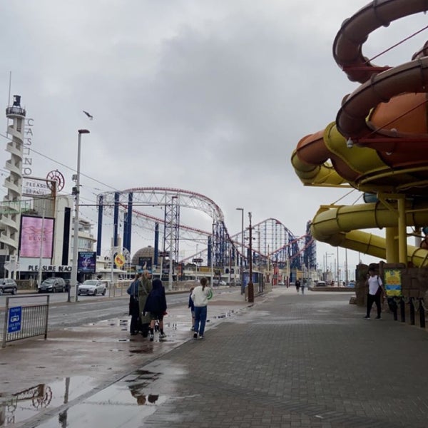 Foto diambil di Blackpool Pleasure Beach oleh ن pada 8/22/2022