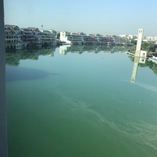 Das Foto wurde bei Courtyard by Marriott Dubai, Green Community von Huda A. am 1/30/2017 aufgenommen