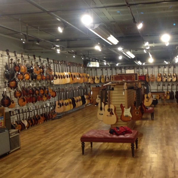 รูปภาพถ่ายที่ Gruhn Guitars โดย Mary W. เมื่อ 6/25/2014