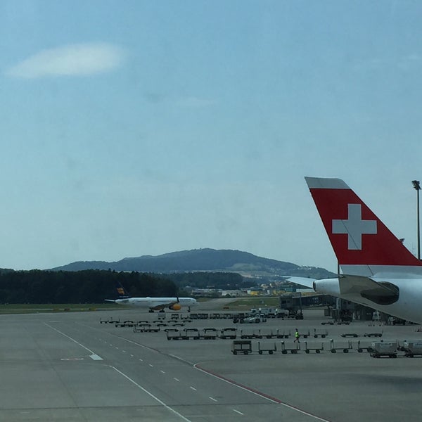 Foto tirada no(a) Aeroporto de Zurique (ZRH) por Gary B. em 7/19/2015