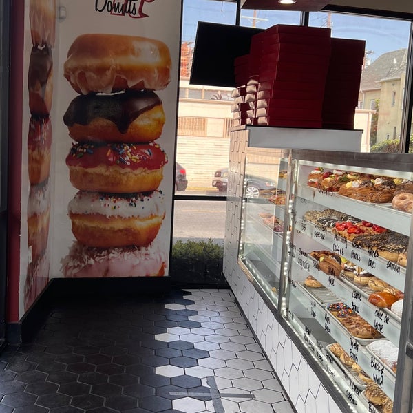 รูปภาพถ่ายที่ SK Donuts &amp; Croissants โดย M .. เมื่อ 5/21/2022