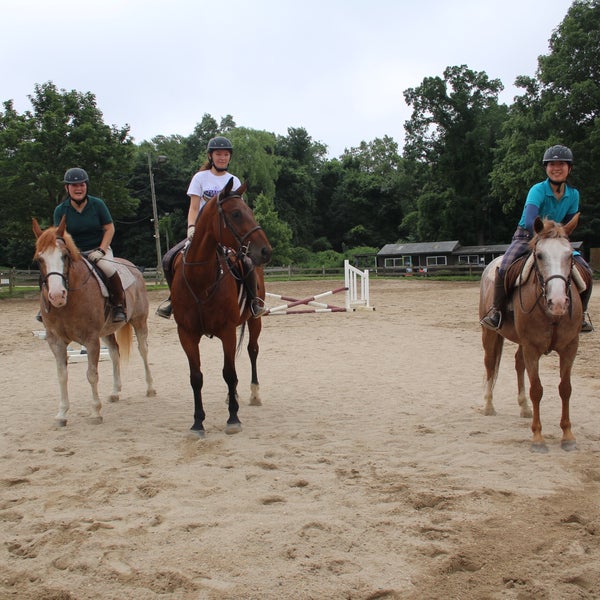 Das Foto wurde bei Thomas School of Horsemanship Summer Day Camp &amp; Riding School von Masayo K. am 7/1/2017 aufgenommen