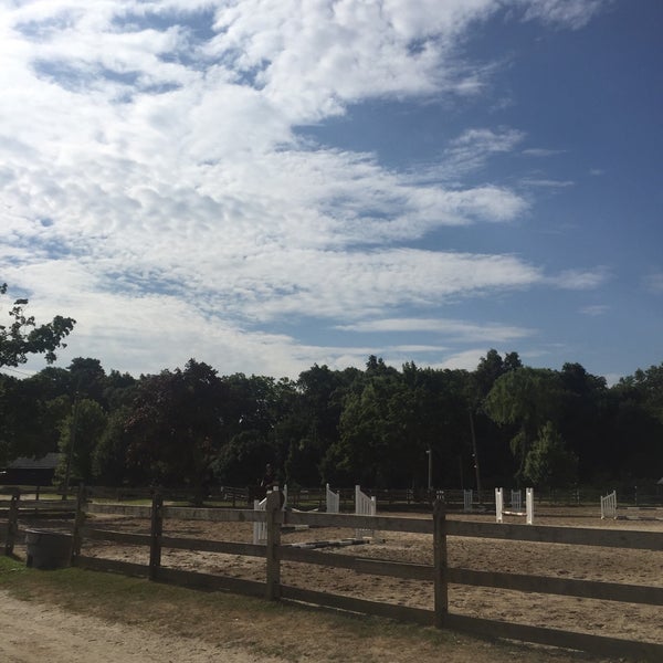 Foto tirada no(a) Thomas School of Horsemanship Summer Day Camp &amp; Riding School por Masayo K. em 7/14/2018