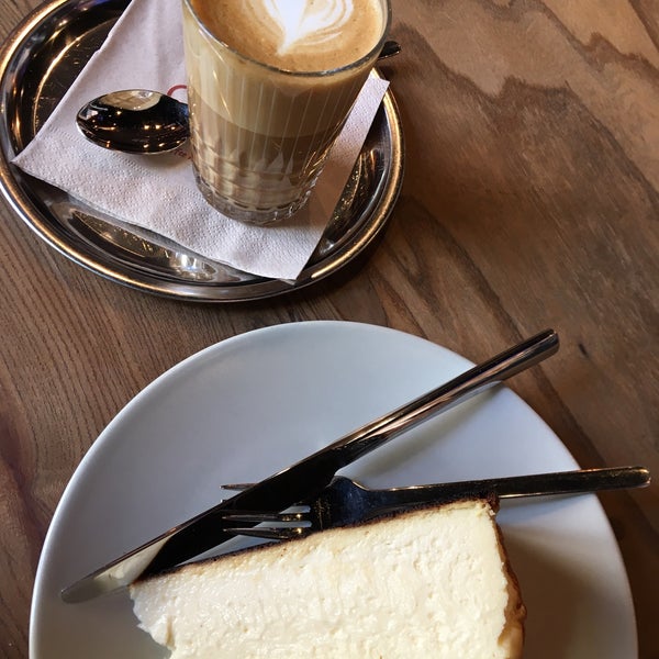 10/2/2018 tarihinde Necmi İ.ziyaretçi tarafından Two Cups Coffee'de çekilen fotoğraf