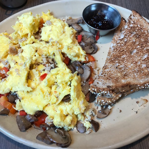 Photo taken at Snooze, an A.M. Eatery by Li D. on 6/30/2018